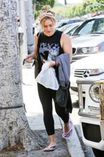 Hilary Duff feet photo thumbnail