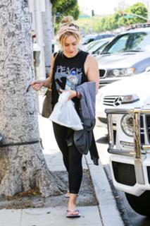 Hilary Duff feet photo thumbnail
