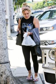 Hilary Duff feet photo thumbnail