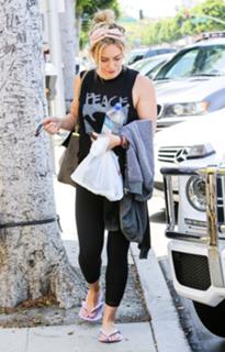 Hilary Duff feet photo thumbnail