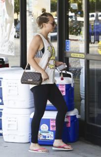 Kaley Cuoco feet photo thumbnail