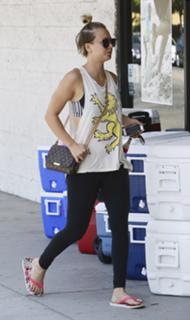Kaley Cuoco feet photo thumbnail