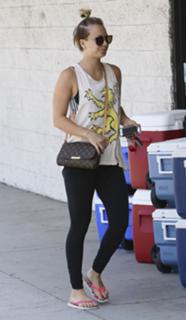 Kaley Cuoco feet photo thumbnail