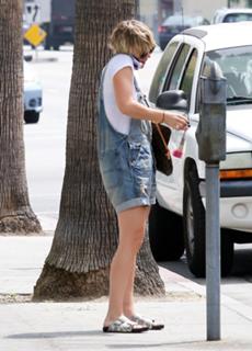 Kaley Cuoco feet photo thumbnail