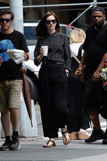 Anne Hathaway feet photo thumbnail