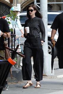 Anne Hathaway feet photo thumbnail