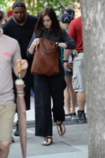 Anne Hathaway feet photo thumbnail