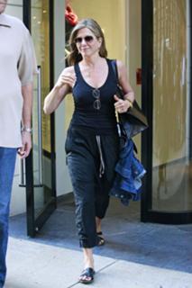 Jennifer Aniston feet photo thumbnail