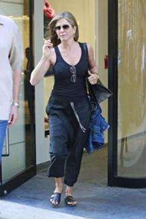 Jennifer Aniston feet photo thumbnail