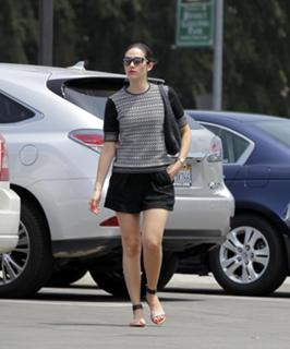 Emmy Rossum feet photo thumbnail