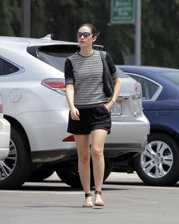 Emmy Rossum feet photo thumbnail