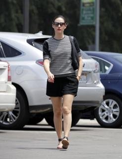 Emmy Rossum feet photo thumbnail