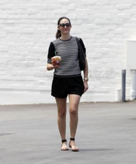 Emmy Rossum feet photo thumbnail