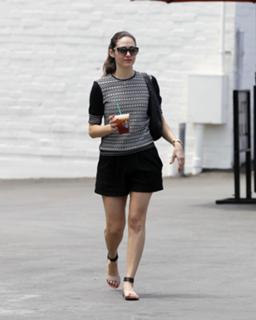 Emmy Rossum feet photo thumbnail