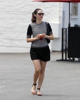 Emmy Rossum feet photo thumbnail