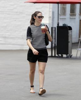 Emmy Rossum feet photo thumbnail