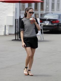 Emmy Rossum feet photo thumbnail