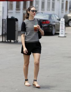 Emmy Rossum feet photo thumbnail