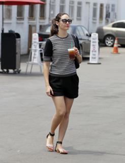Emmy Rossum feet photo thumbnail