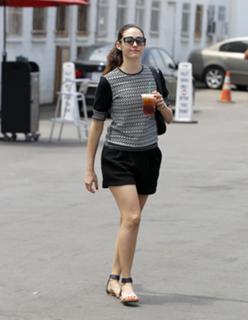 Emmy Rossum feet photo thumbnail