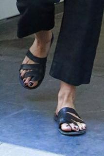 Jennifer Aniston feet photo thumbnail