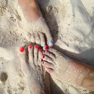 Brooke Burke feet photo thumbnail