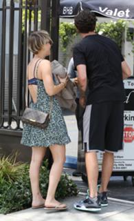 Kaley Cuoco feet photo thumbnail