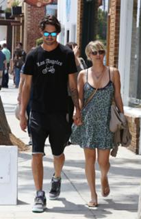 Kaley Cuoco feet photo thumbnail