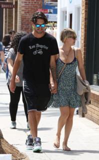 Kaley Cuoco feet photo thumbnail