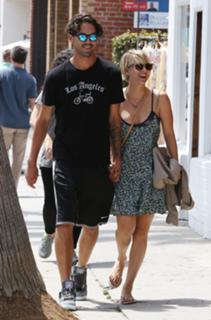 Kaley Cuoco feet photo thumbnail