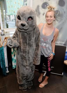 Kaley Cuoco feet photo thumbnail