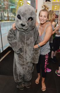 Kaley Cuoco feet photo thumbnail