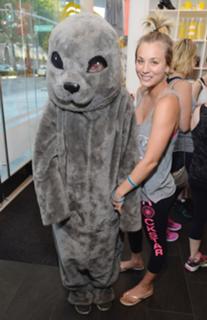 Kaley Cuoco feet photo thumbnail