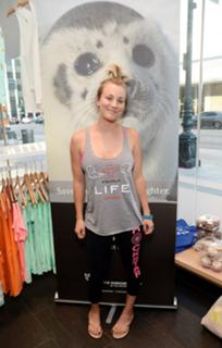 Kaley Cuoco feet photo thumbnail
