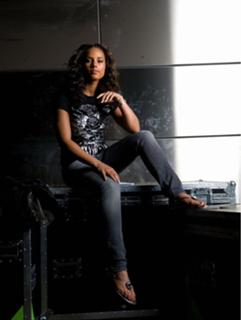 Alicia Keys feet photo thumbnail