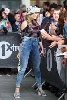 Pixie Lott feet photo thumbnail