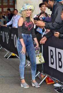 Pixie Lott feet photo thumbnail