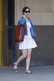 Anne Hathaway feet photo thumbnail
