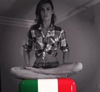 Elisabetta Canalis feet photo thumbnail