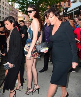 Kendall Jenner feet photo thumbnail