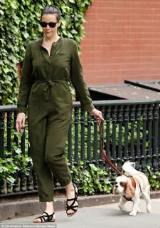 Liv Tyler feet photo thumbnail