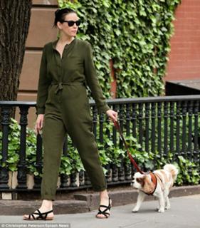 Liv Tyler feet photo thumbnail