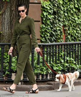 Liv Tyler feet photo thumbnail