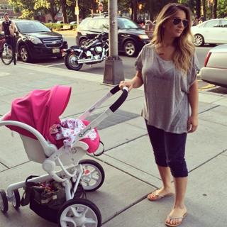 Jessie James Decker feet photo thumbnail