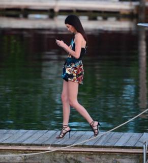 Kendall Jenner feet photo thumbnail
