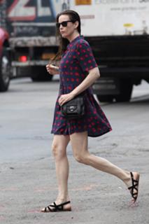 Liv Tyler feet photo thumbnail