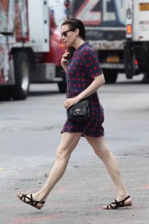 Liv Tyler feet photo thumbnail