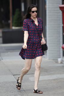 Liv Tyler feet photo thumbnail