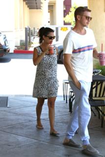 Rachel Bilson feet photo thumbnail