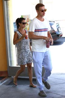 Rachel Bilson feet photo thumbnail